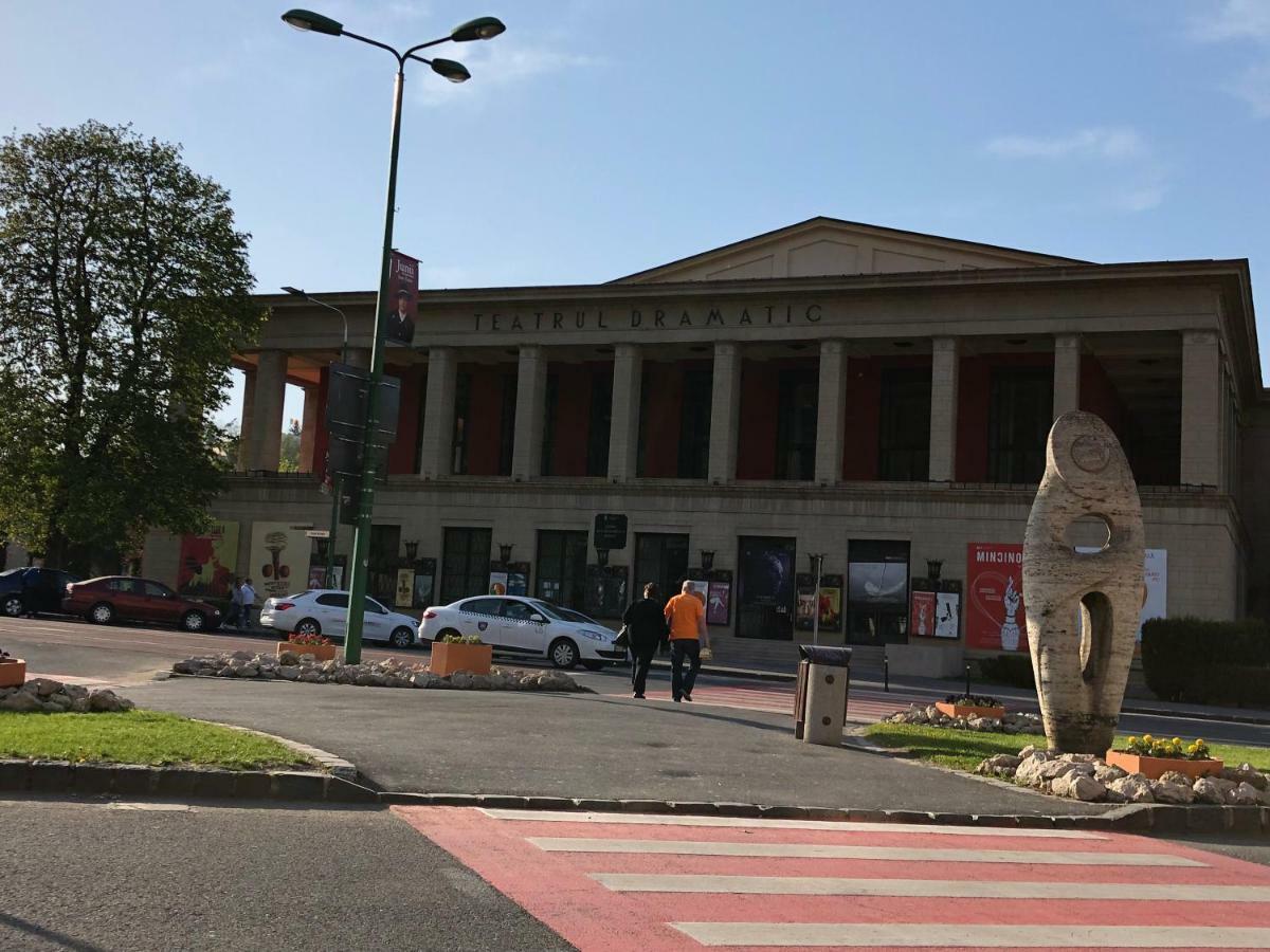 Stayplay Center Theater Braşov Buitenkant foto